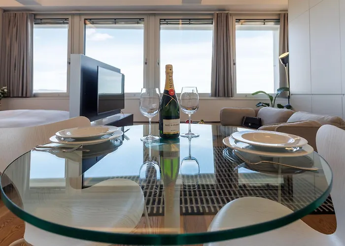 Skyline View - Gym - Parking - Supermarket - Restaurant - Self Ceck In Apartment *